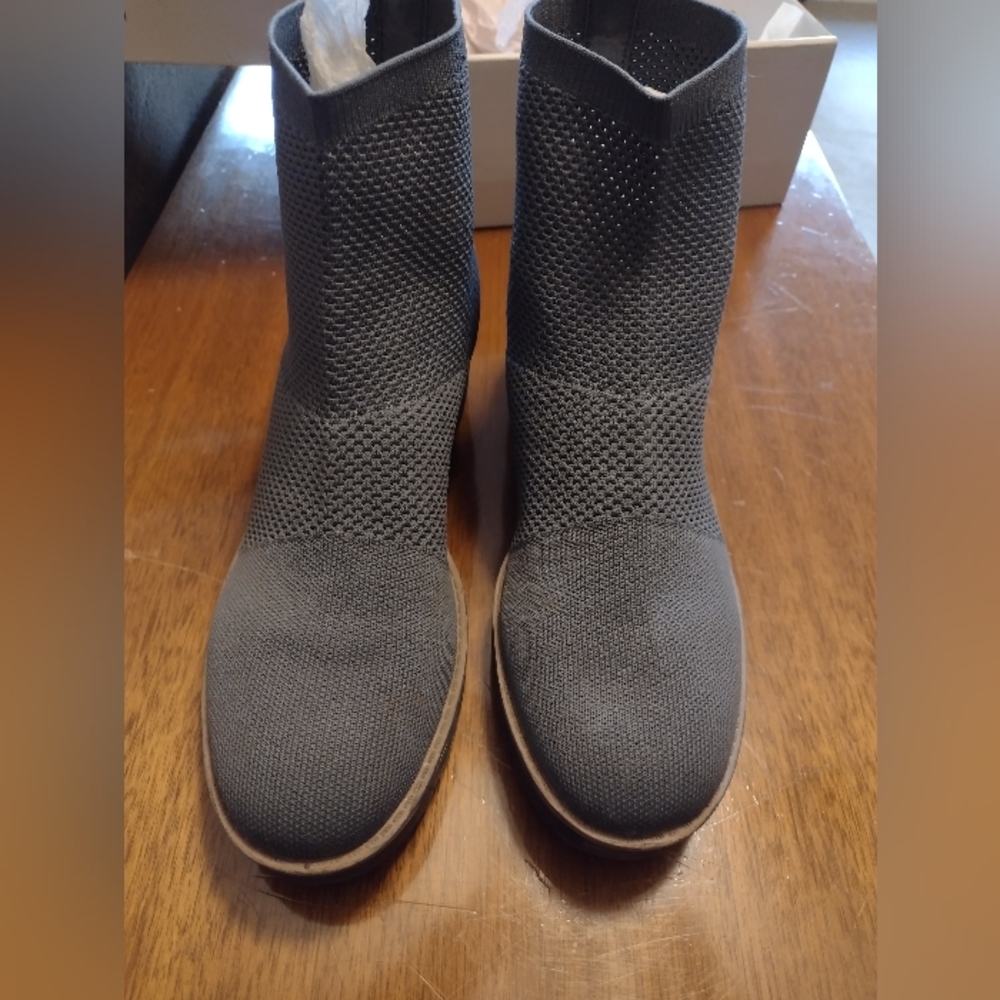 Bandolino Mesh look Knit Rezzie2 Med Gray Wedge Ankle Boot size 10M